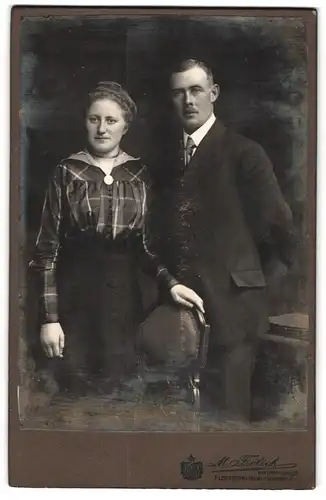 Fotografie M. Frölich, Flensburg, Norderenden 9, Junges Paar in festlicher Kleidung