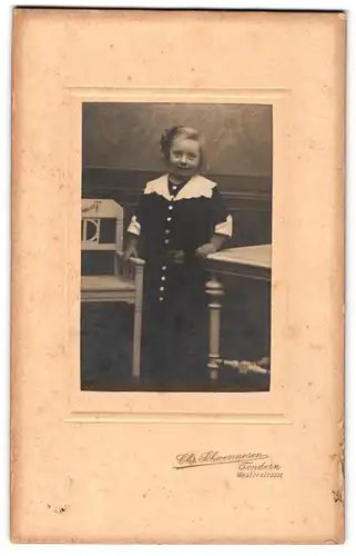 Fotografie Chr. Schwennesen, Tondern, Westerstrasse, Lächelndes kleines Mädchen im Kleid mit Spitzenkragen