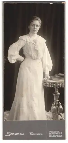 Fotografie Samson & Co., Frankfurt a. M., Kaiserstrasse 1, Junge Frau im weissen Kleid mit Rüschenärmeln