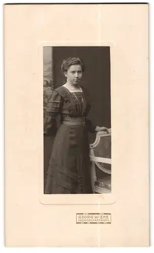 Fotografie Georg Wiehe, Ludwigshafen, Junge Frau mit ondulierten Haaren im Sonntagskleid