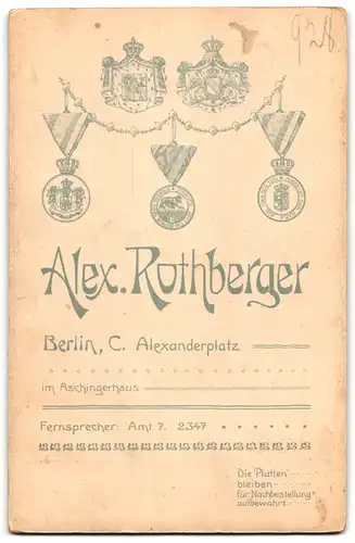 Fotografie Alex. Rothberger, Berlin, Alexanderplatz, Junges Paar in festlicher Kleidung