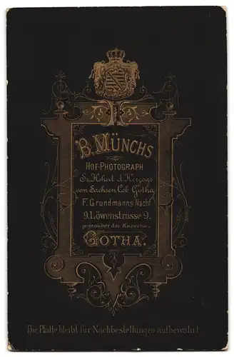 Fotografie B. Münchs, Gotha, Löwenstrasse 9, Junger Mann mit Schnurrbart und Fliege