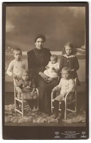 Fotografie Th. Strieth, Lippstadt, Ältere Frau mit fünf Kindern vor Landschaftskulisse