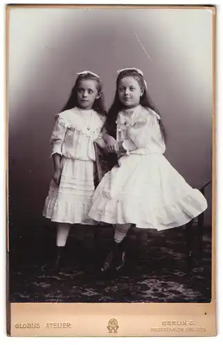 Fotografie Globus Atelier, Berlin, Rosenthaler Strasse 27 /31, Zwei Mädchen mit Haarschleifen in identischen Kleidern