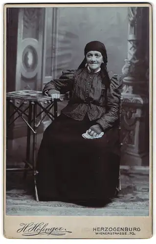 Fotografie H. Höflinger, Herzogenburg, Wienerstrasse 70, Alte Frau mit dunklem Kopftuch und Taschentuch in der Hand