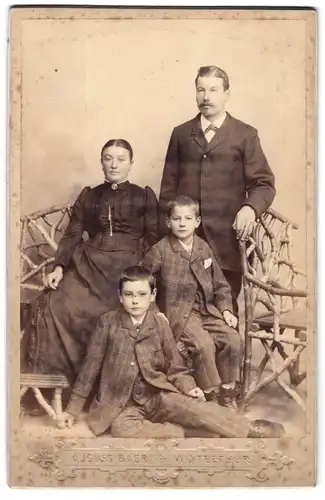 Fotografie August Baer, Winterthur, Familie mit zwei Knaben im Sonntagsstaat