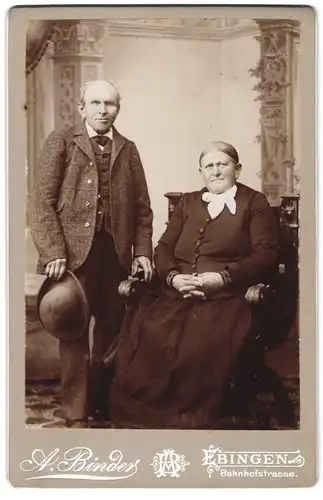 Fotografie A. Binder, Ebingen, Bahnhofstrasse, Heiteres älteres Paar in sonntäglicher Kleidung
