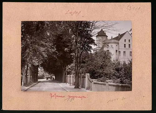 Fotografie Brück & Sohn Meissen, Ansicht Spremberg / Lausitz, Muskauer Strasse mit Blick zum Schloss