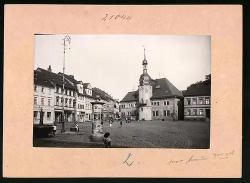 Fotografie Brück & Sohn Meissen, Ansicht Apolda, Marktplatz mit Litfasssäule, Gastwirtschaft, Rathaus