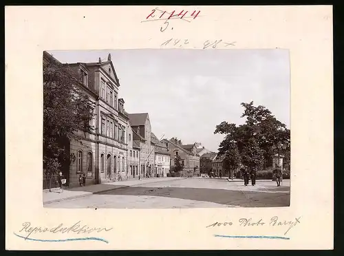 Fotografie Brück & Sohn Meissen, Ansicht Olbernhau i. Erzg., Marktplatz, Geschäfte Pflugbeil, K. Schneider, Litfasssäule