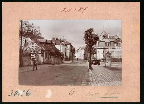 Fotografie Brück & Sohn Meissen, Ansicht Dahlen, Blick in die Bahnhofstrasse / Süd-Strasse, Litfasssäule, Wohnhäuser