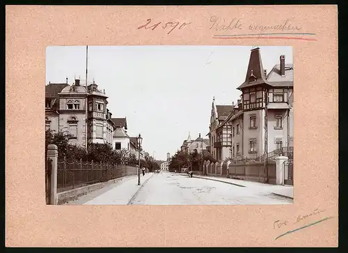 Fotografie Brück & Sohn Meissen, Ansicht Burgstädt i. Sa., Gärtnerstrasse mit Wohnhäusern und Blick zum Taurasteinturm