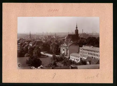 Fotografie Brück & Sohn Meissen, Ansicht Spremberg / Lausitz, Blick auf den Ort mit Gasthof August Röhle, Fabrikschlote