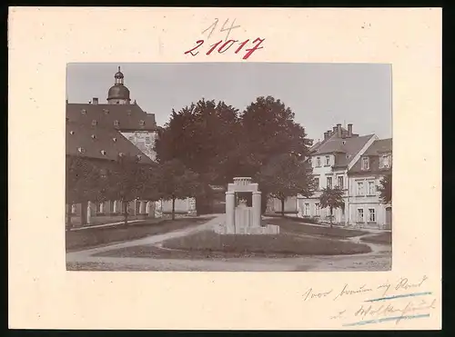 Fotografie Brück & Sohn Meissen, Ansicht Frauenstein i. Erzg., Partie am Denkmal mit Kirche