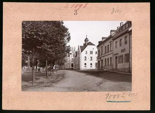 Fotografie Brück & Sohn Meissen, Ansicht Zöblitz i. Erzg., Strassenpartie am Markt mit Tischlerei Anerswald, Denkmal