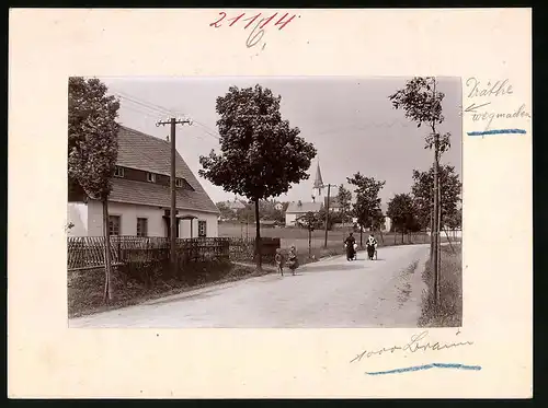 Fotografie Brück & Sohn Meissen, Ansicht Deutsch-Einsiedel, Dorfstrasse mit Blick zur Kirche, Kindermädchen Kinderwagen