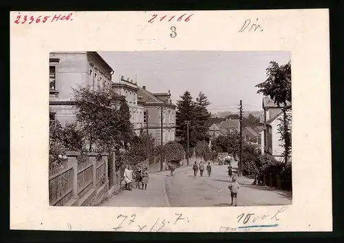 Fotografie Brück & Sohn Meissen, Ansicht Grünhainichen, Fabrikstrasse mit Wohnhäusern, spielende Kinder