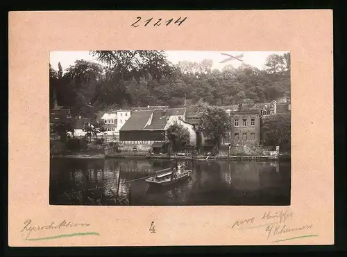 Fotografie Brück & Sohn Meissen, Ansicht Weissenfels a. Saale, Damen auf der Saalefähre, Blick auf den Ort