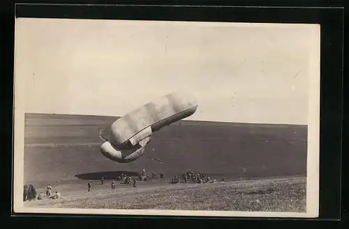 Foto-AK Fesselballon beim Aufstieg im Felde