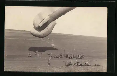 Foto-AK Fesselballon beim Aufstieg im Felde