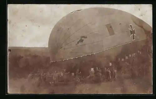 AK Militärischer Beobachtungsballon wird für den Aufstieg vorbereitet