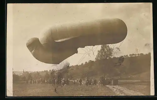 Foto-AK Militärischer Fesselballon beim Aufstieg