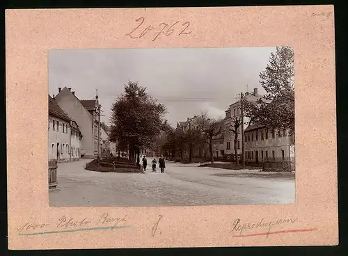 Fotografie Brück & Sohn Meissen, Ansicht Wilsdruff, Blick in die Bahnhofstrasse, Eltern mit Kinderwagen