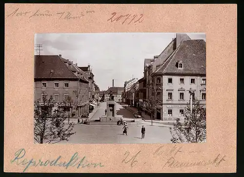 Fotografie Brück & Sohn Meissen, Ansicht Grossenhain i. Sa., Frauenmarkt mit Albert Brunnen und Löwen Apotheke, Geschäfte
