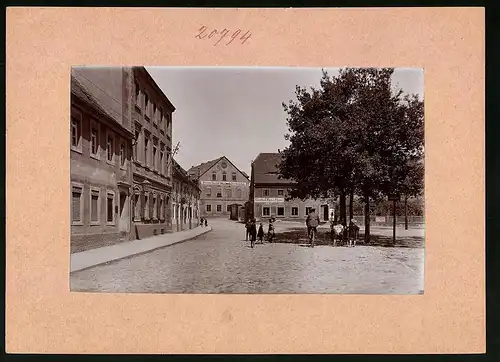 Fotografie Brück & Sohn Meissen, Ansicht Grossenhain i. Sa., Radeburger Platz mit Gasthaus Rotes Haus, M. J. Jacob Öfen