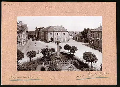 Fotografie Brück & Sohn Meissen, Ansicht Elsterwerda, Denkmalplatz, mit Gasthaus zur goldenen Quelle, Bäckere Haacke