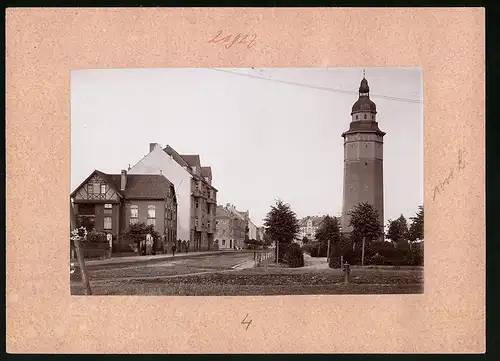 Fotografie Brück & Sohn Meissen, Ansicht Finsterwalde NL., Blick in die Hospitalstrasse mit Wasserturm und Wohnhäusern