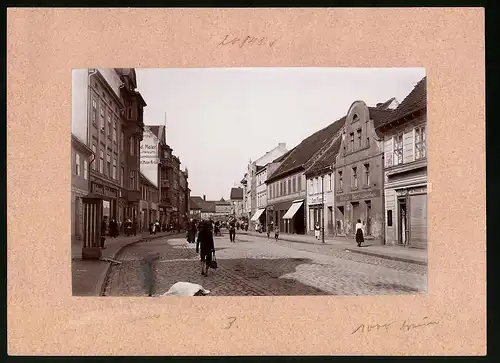 Fotografie Brück & Sohn Meissen, Ansicht Spremberg i. Lausitz, Lange Strasse mit Geschäft Rich. Puschmann, Emmy Fliege