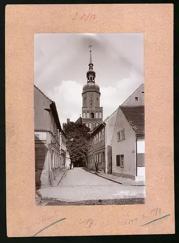 Fotografie Brück & Sohn Meissen, Ansicht Spremberg i. Lausitz, Kirchgasse mit Restaurant und Blick zur Kirche