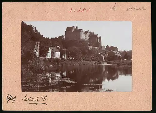 Fotografie Brück & Sohn Meissen, Ansicht Colditz, Flusspartie mit Blick auf die Häuser und zum Schloss