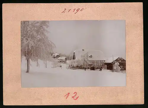 Fotografie Brück & Sohn Meissen, Ansicht Oberbärenburg i. Erzg., Blick auf Fritsches Gasthof im tiefsten Winter