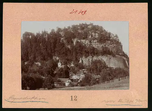 Fotografie Brück & Sohn Meissen, Ansicht Oybin, Blick auf den Ort mit dem Berg Oybin