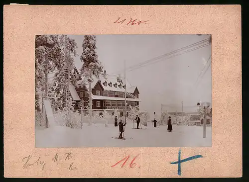Fotografie Brück & Sohn Meissen, Ansicht Oberbärenburg i. Erzg., Skifahrer am Berghotel Friedrichshöhe im Winter