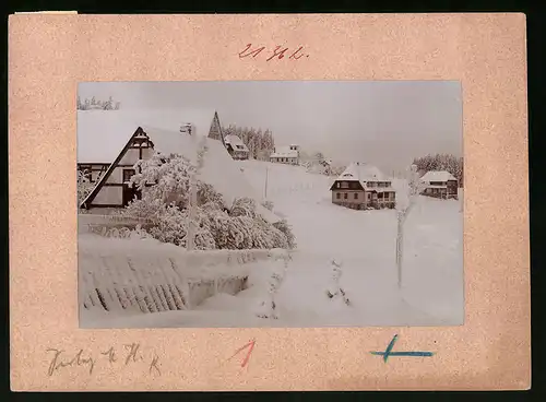Fotografie Brück & Sohn Meissen, Ansicht Oberbärenburg i. Erzg., Blick in den Ort im verschneiten Winter