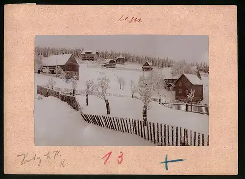 Fotografie Brück & Sohn Meissen, Ansicht Oberbärenburg i. Erzg., Blick in den verschneiten Ort