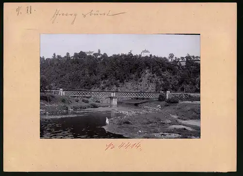 Fotografie Brück & Sohn Meissen, Ansicht Niederstriegis, Eisenbahnbrücke über die Mulde mit Blick hoch zum Ort