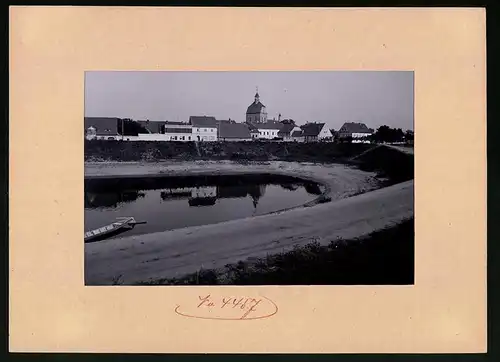 Fotografie Brück & Sohn Meissen, Ansicht Mühlberg a. Elbe, Partie mit dem Restaurant Elbschloss und Blick zur Kirche