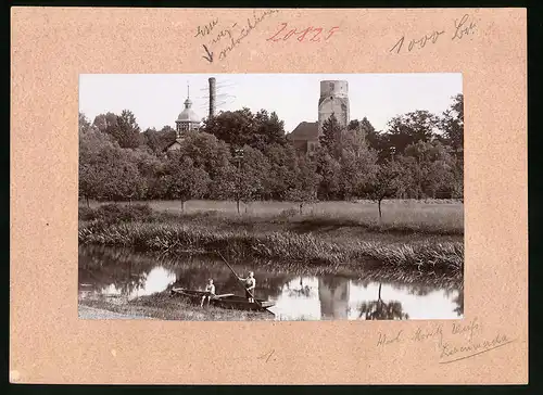 Fotografie Brück & Sohn Meissen, Ansicht Bad Liebenwerda, Elsterpartie mit Blick auf die Türme der Stadt, Knaben im Boot