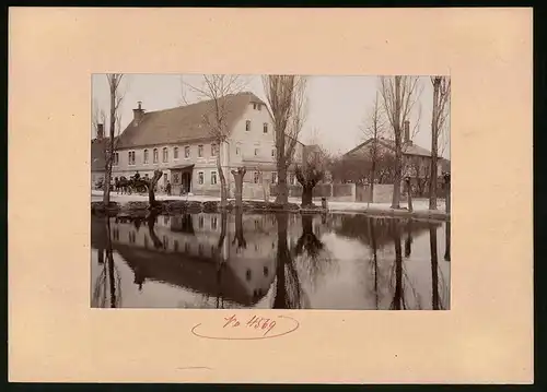 Fotografie Brück & Sohn Meissen, Ansicht Gävernitz, Gasthof zu Gävernitz mit Pferdekutsche & Teich