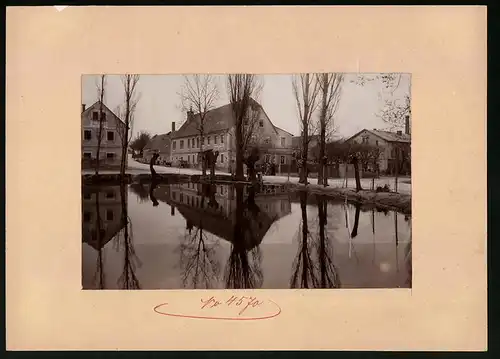 Fotografie Brück & Sohn Meissen, Ansicht Gävernitz, Gasthof zu Gävernitz spiegelt sich im Teich, Reflektion