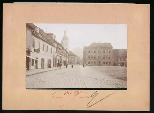 Fotografie Brück & Sohn Meissen, Ansicht Bilin, Marktplatz mit Gasthaus und Ladengeschäften