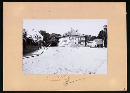 Fotografie Brück & Sohn Meissen, Ansicht Pulsnitz, Wettinplatz mit Schützenhaus, Nebengebäude und Denkmal