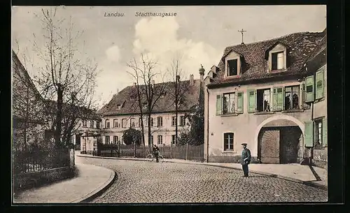 AK Landau, Stadthausgasse mit Uniformiertem