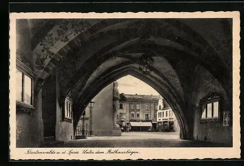 AK Fürstenwalde /Spree, Strassenpartie unter dem Rathausbogen