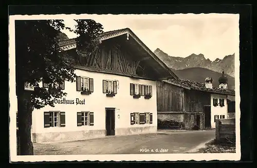AK Krün / Isar, Gasthaus Post mit Kirchturm