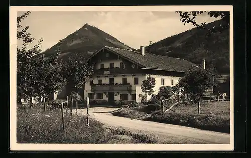 AK Derndorf b. Feilnbach, Gasthaus Tiroler Hof mit Bergpanorama